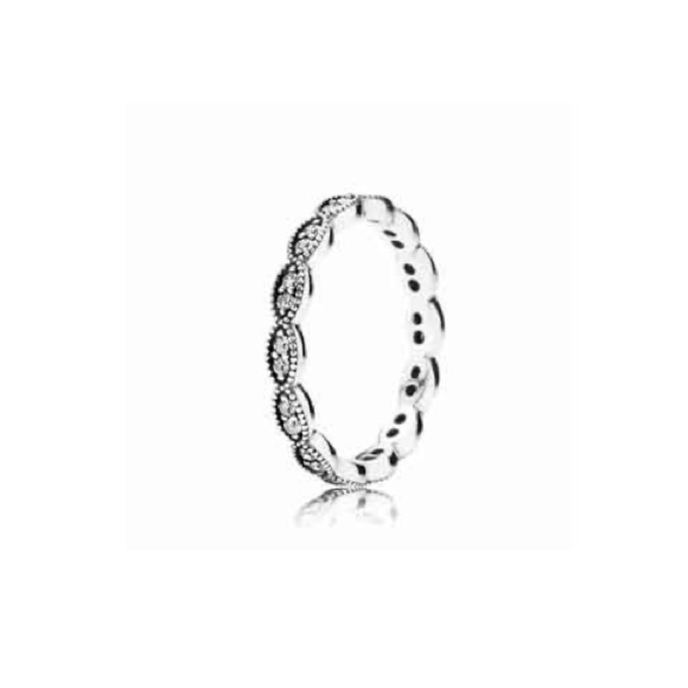 Pandora sparkling leaves band ring retired size 6.5/7